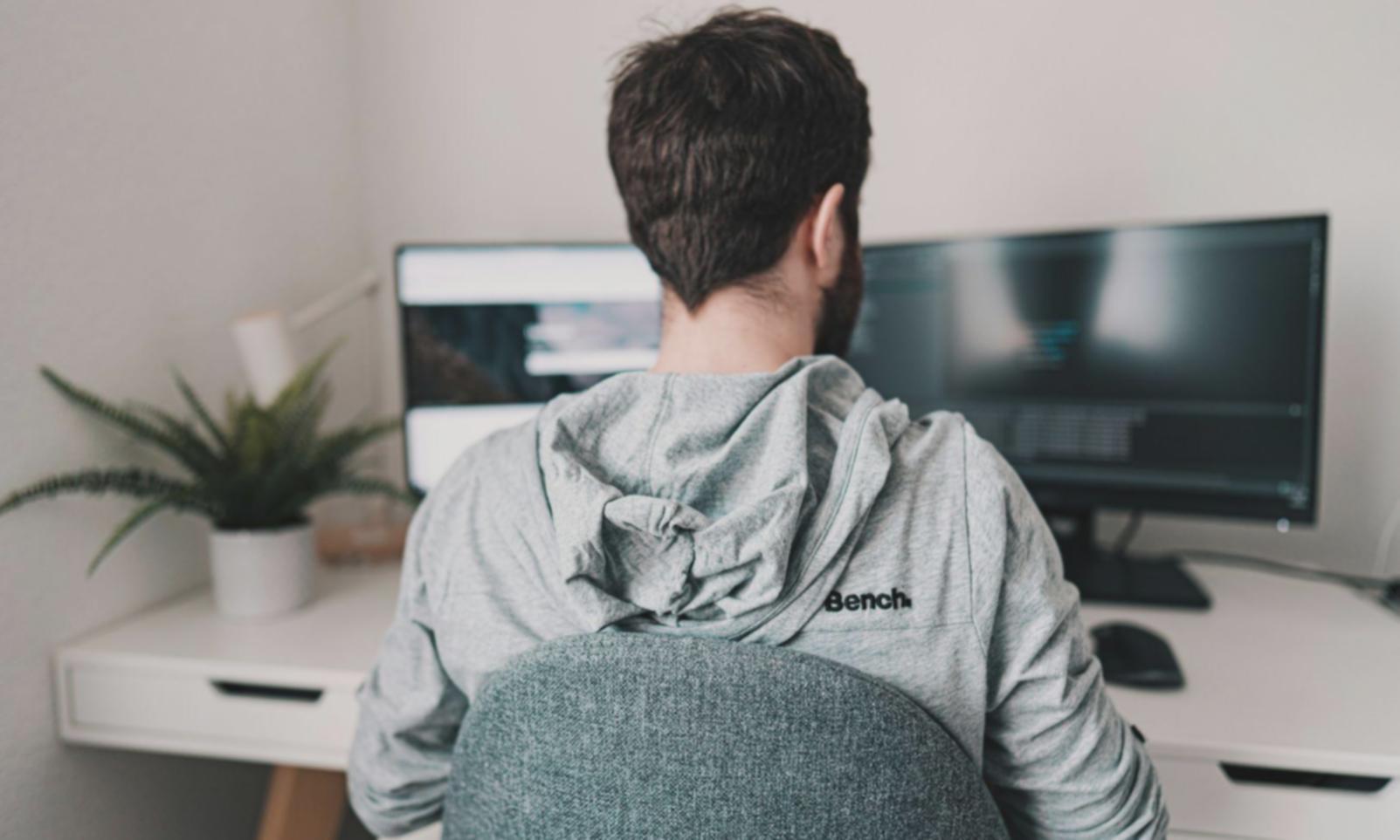 Espace de travail avec ordinateur et documents financiers pour la gestion de budget