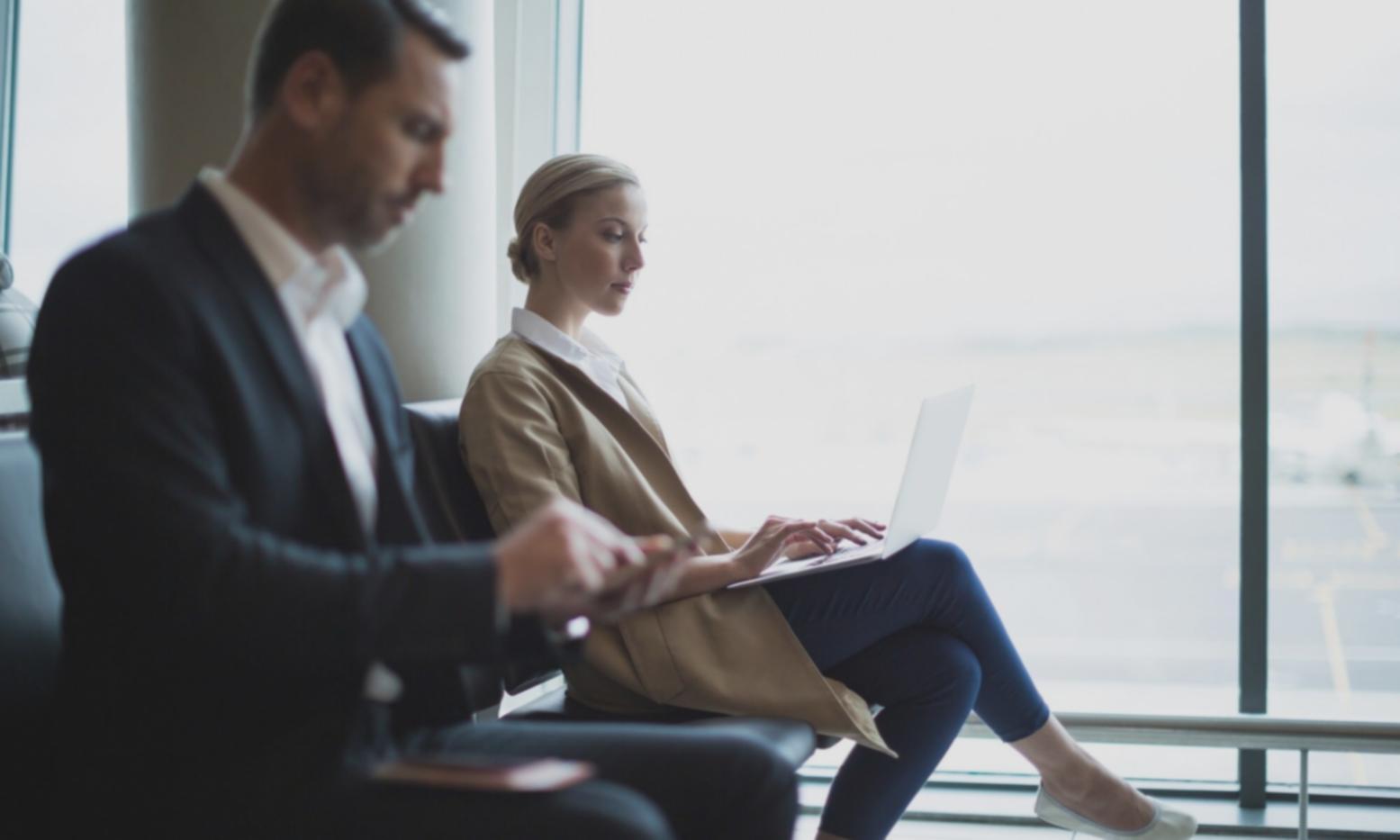 Espace de travail collaboratif avec ordinateurs et documents
